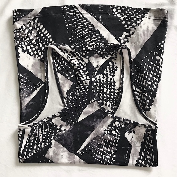 🆕🔥RARE11 LULULEMON ATHLETICA SUPER CUTE TANK BLACK&WHITE MSRP THIS STYLE 125$ - Picture 11 of 15